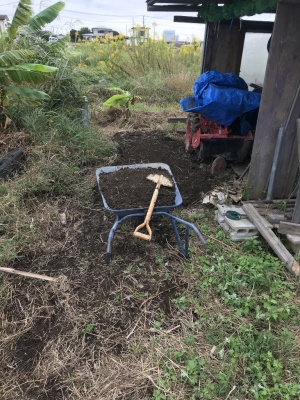 小屋東側に盛り土