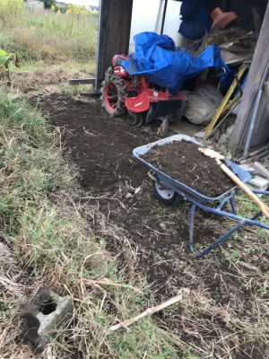 小屋東側に盛り土