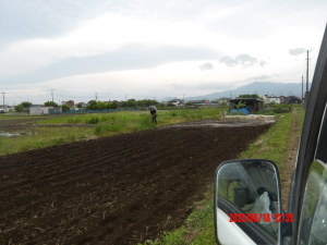 再び耕うんを済ませた田んぼ