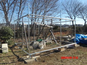 単管パイプによる小屋の骨組み